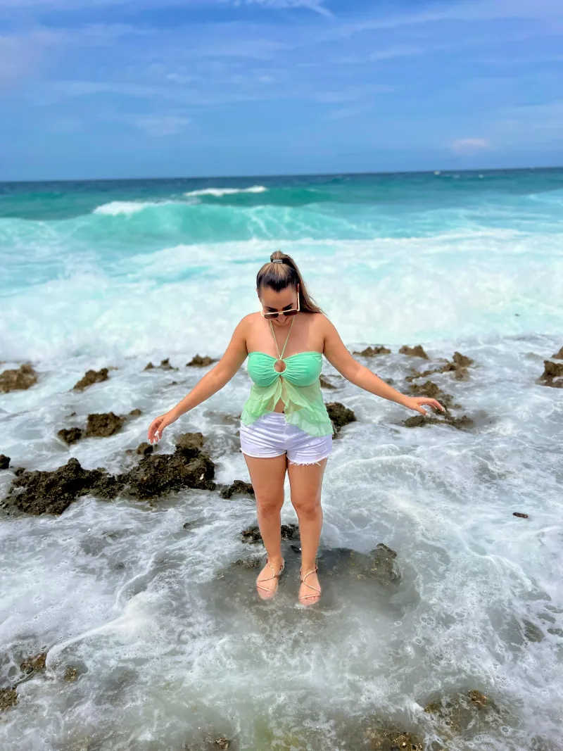 Micheli disfrutando libertad en la playa